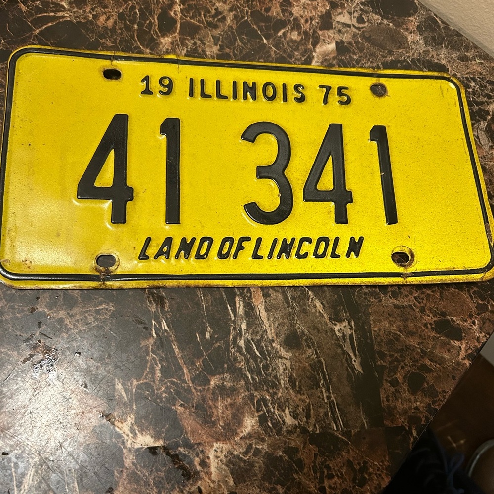 Vintage Illinois License Plate from 1975